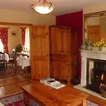 Avenue House 3*